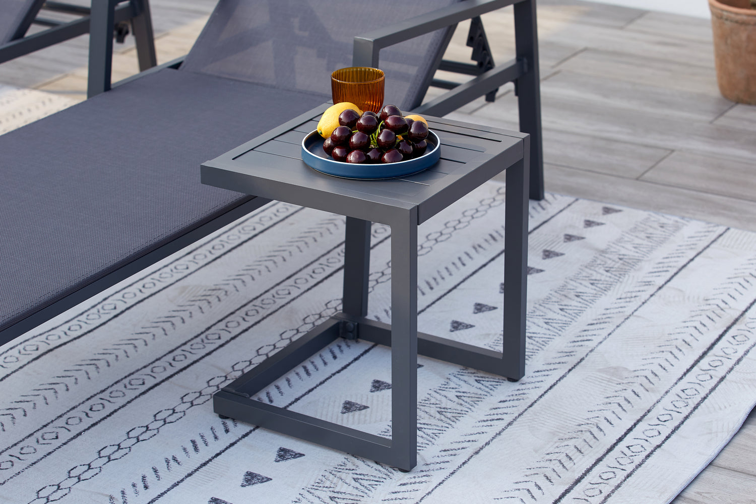 BARI Hank Decor